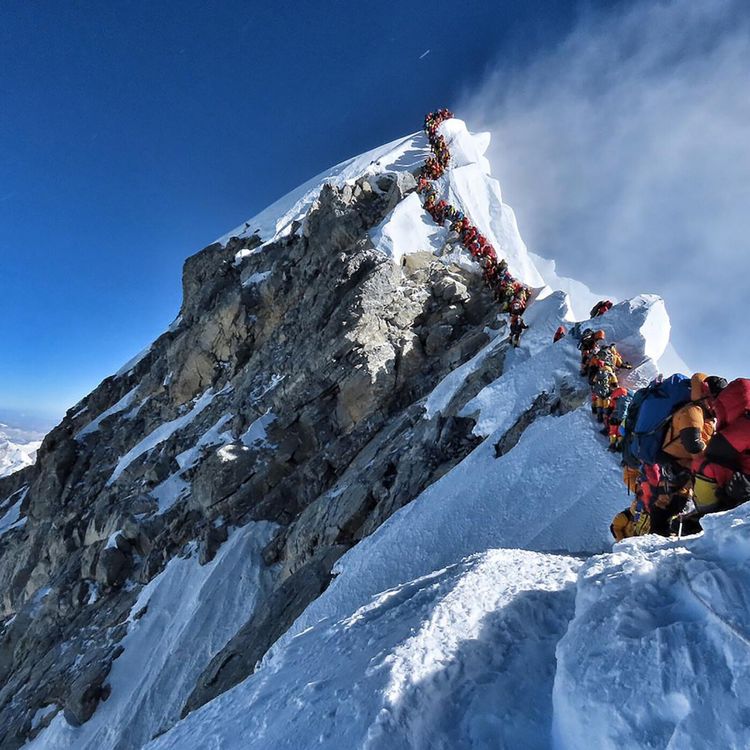 cover art for Mourir sur l'Everest : un cimetière à ciel ouvert et une logistique complexe des corps