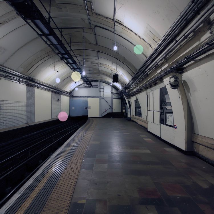 cover art for La station de métro abandonnée de Londres la nuit