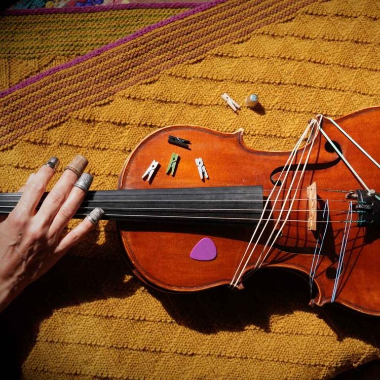 cover art for Avec une aiguille à tricoter, Julie Michael transforme son alto en instrument de percussion