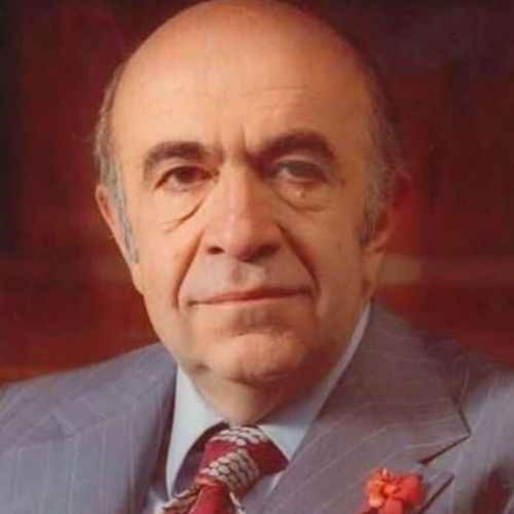 cover art for مصاحبه تلویزیونی و تاریخی با امیرعباس هویدا در زمان نخست وزیری او - بهمن ۱۳۵۳