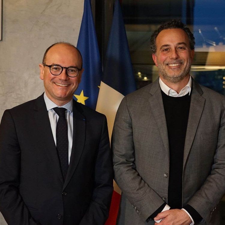 cover art for Réindustrialisation : où en est vraiment la France ? Avec Sébastien Martin, Ministre de l'Industrie