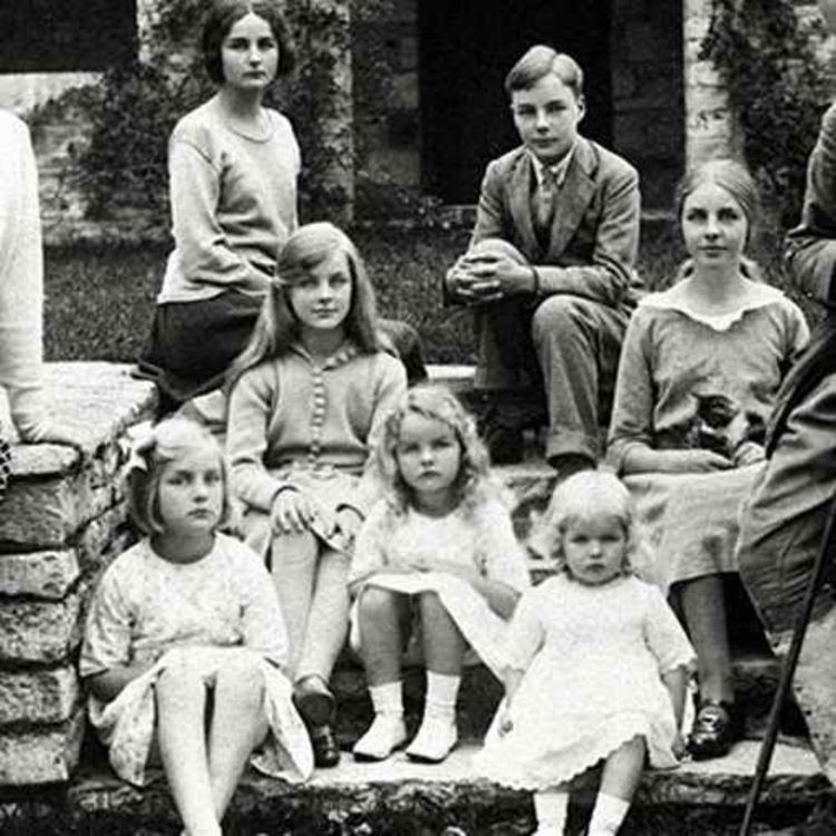 cover art for 34. Mitford systrarna del 1 – En aristokratisk idyll med ideologiska sprickor