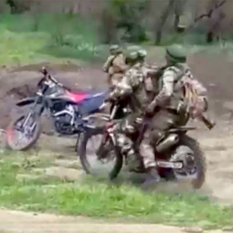 cover art for Россия прибегает к «гольф-карам, гражданским машинам и мотоциклам» в новых провалившихся атаках, а Европа начнёт запасаться противопехотными минами