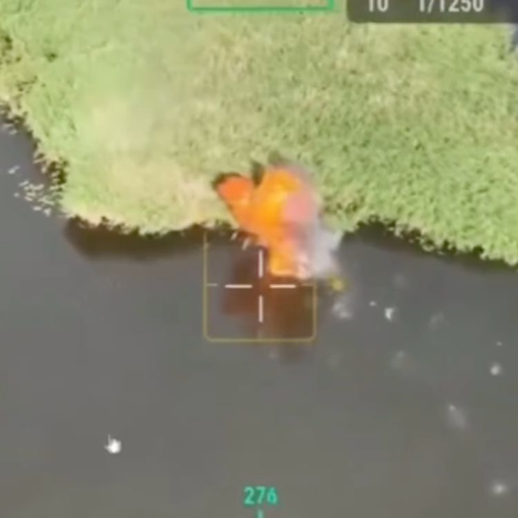 cover art for Российских военных, пытавшихся сбежать на лодке, разорвало взрывом - а саммит Трампа и Путина в Венгрии оказался под угрозой, поскольку Европа демонстрирует своё превосходство. 