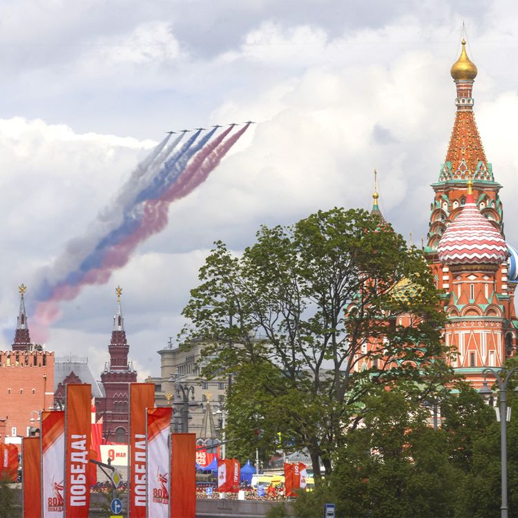 cover art for Військова машина Путіна горить! Росія знімає війська з фронту, щоб прикрити Москву, а Байден атакує Трампа за «умиротворення»