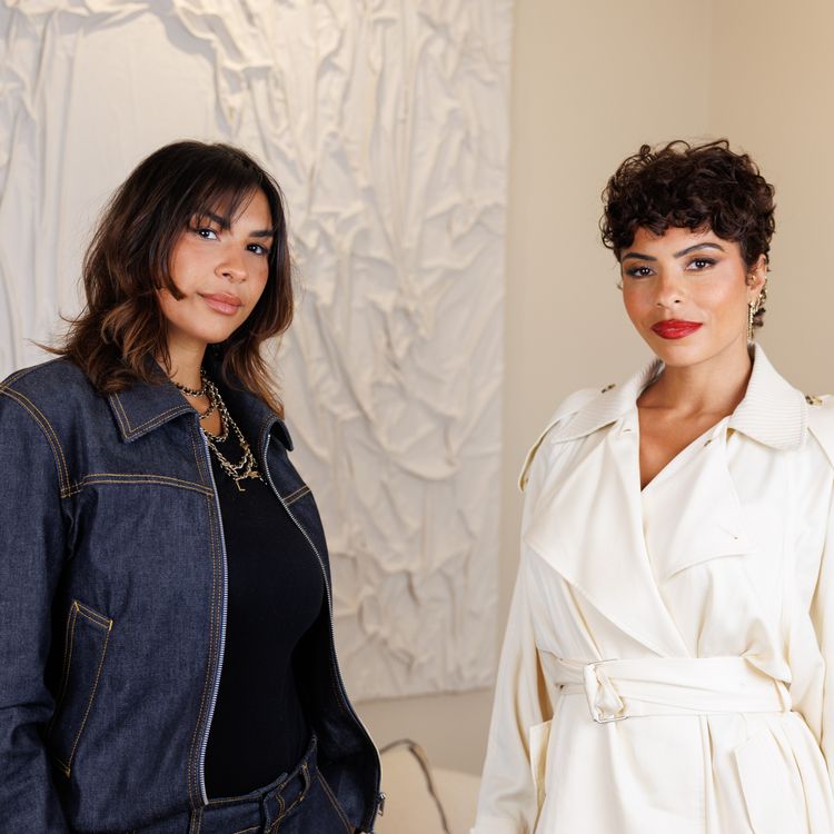 cover art for Léa Djadja : De la télé au développement personnel, conseils make up et le culte de la bienveillance