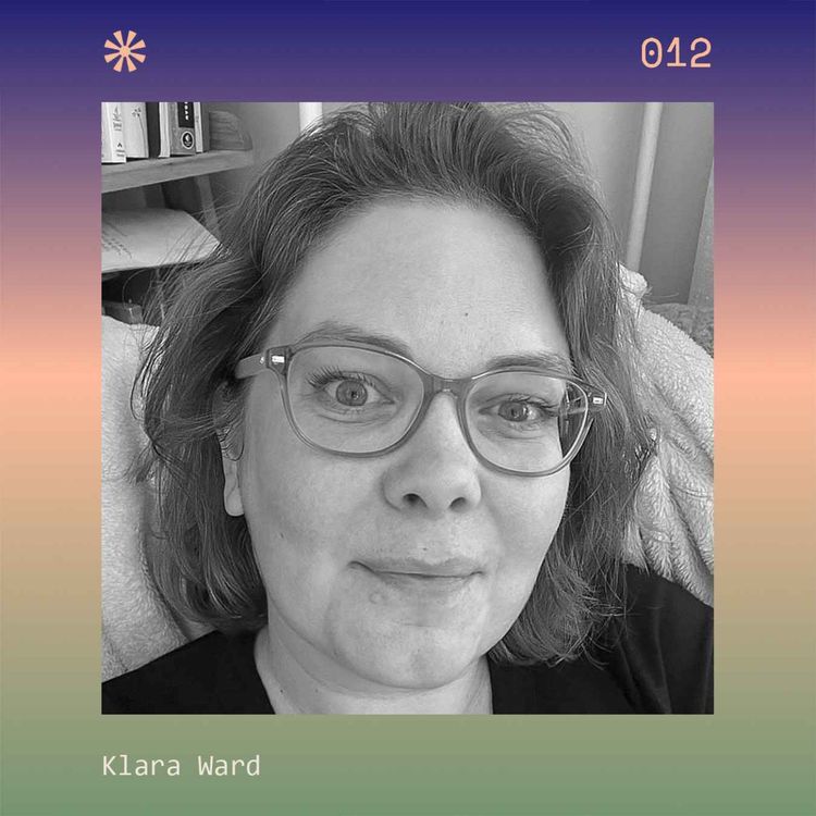 cover art for Hon jobbar som professionell gosare - med Klara Ward