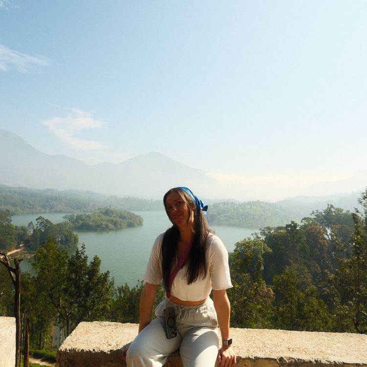 cover art for Bonus Bölüm 6: Hindistan'a tek gelirken hiç mi korkmadım?