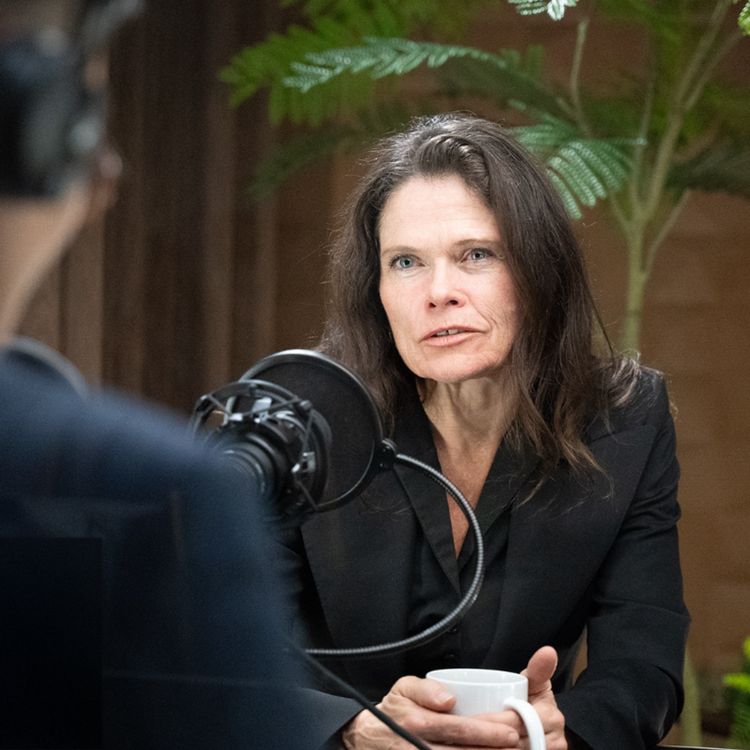 cover art for Finnes det noe sånt som "folkerett"? Med Cecilie Hellestveit