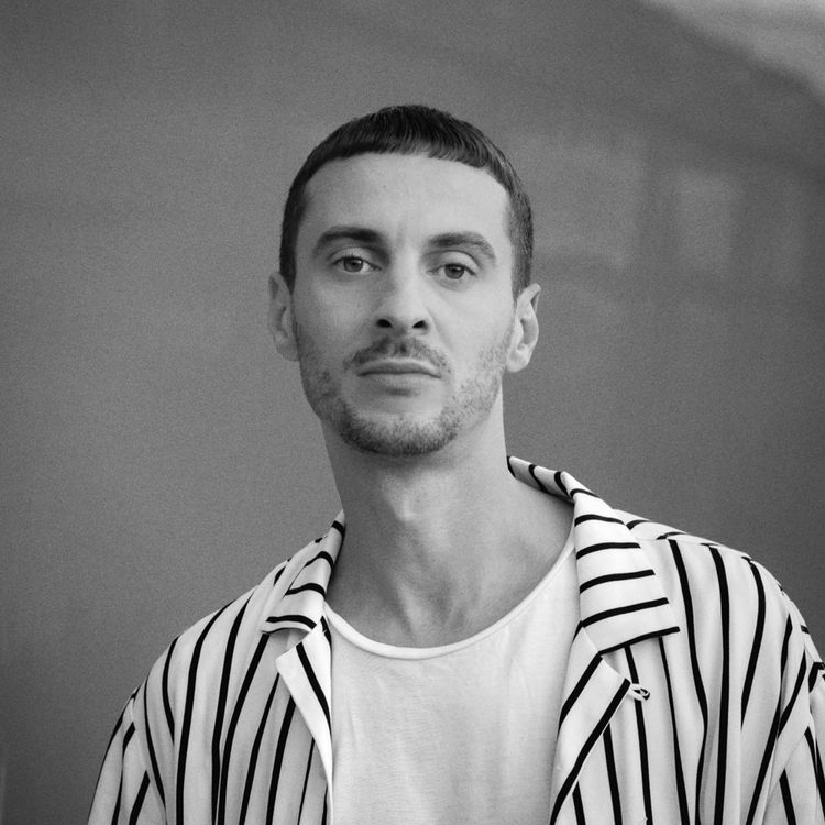 cover art for #141 Thomas Jolly, metteur en scène : « Plus il y a de maquillage, de costumes, de perruques, de lumières, de décors, plus je me sens protégé »