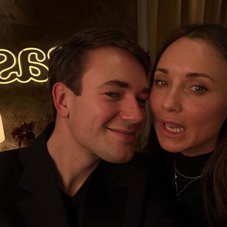 cover art for 10. Iza & Charlie - Tappert försök att hantera f*ttjulen