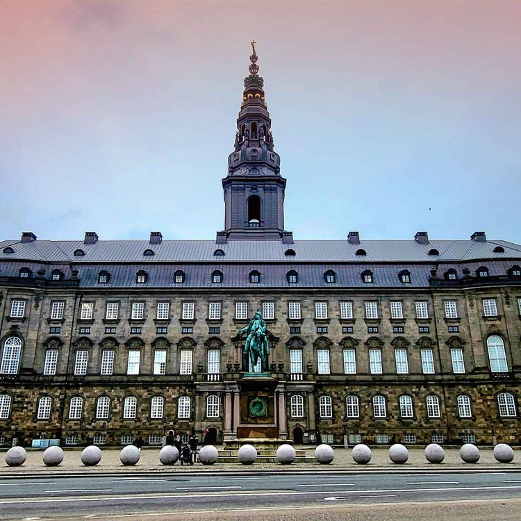 cover art for Introduktion. Intet over, under eller ved siden af Folketinget