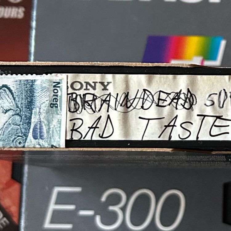 cover art for # 1 Bad Taste (1987) Peter Jackson, splatter, gore, horror, cult movies, DIY, 16 mm, New Zealand Film Commision, amateur movie, amateur meaning to love, auteur, b movie, grindhouse, chainsaw, horror comedy